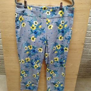 Like new XL blue gingham sunflower capris.